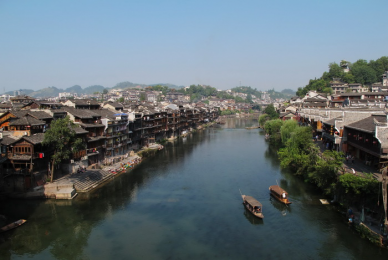 张家界,黄龙洞或宝峰湖,凤凰古城 双飞纯玩 五日游